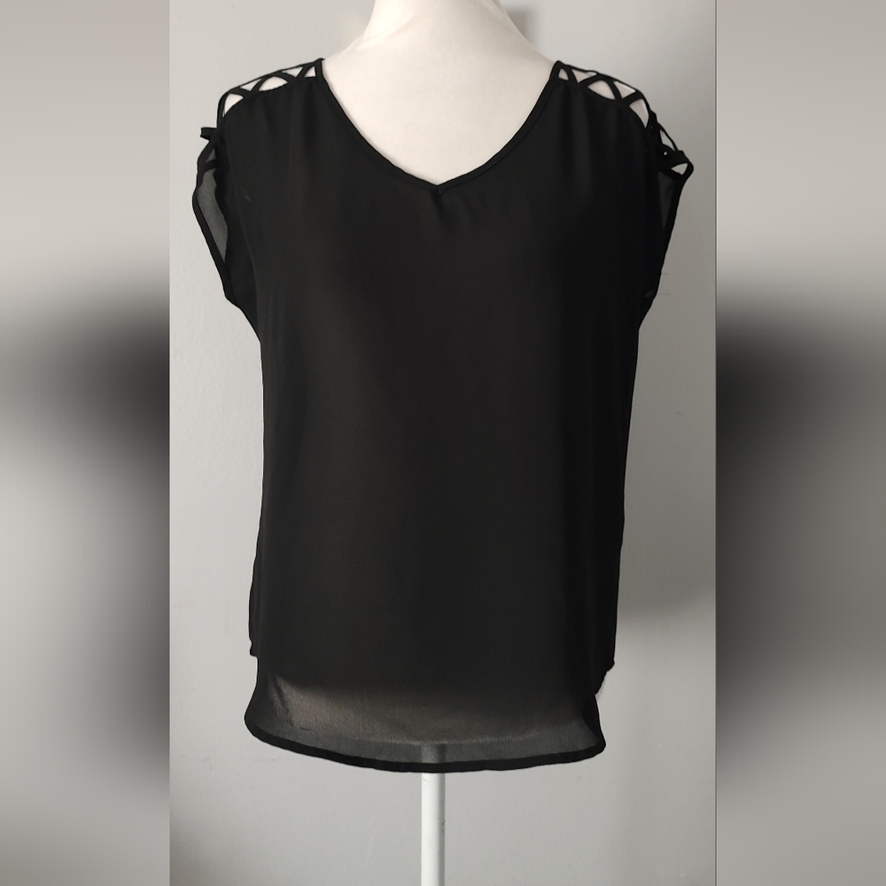 E & M  Blouse Women Size Large Black Casual  Open Shoulder   Good Condition